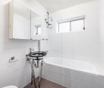 Stylish Ground Floor Apartment Moments from Brighton Beach - Photo 4