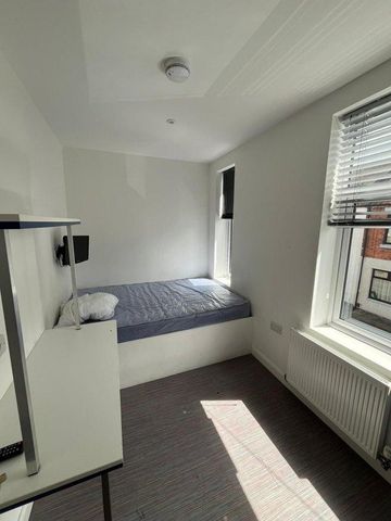 4 bedroom flat to rent - Photo 3