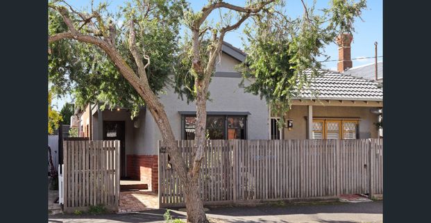 Period Charm meets Contemporary Living! - Photo 1