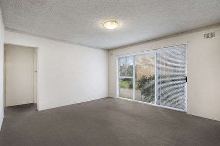 Spacious 2 Bedroom Apartment with Lock up Garage - Photo 4