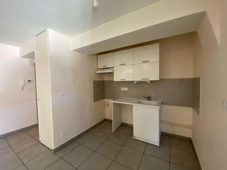 Location Appartement 4 pièces 74m² VALENCE 26000 - Photo 3