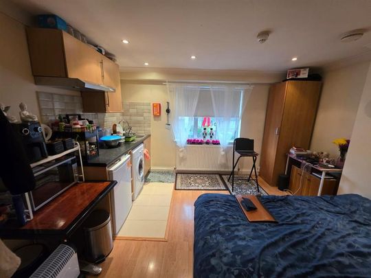 1 bedroom in a house share to rent - Photo 1