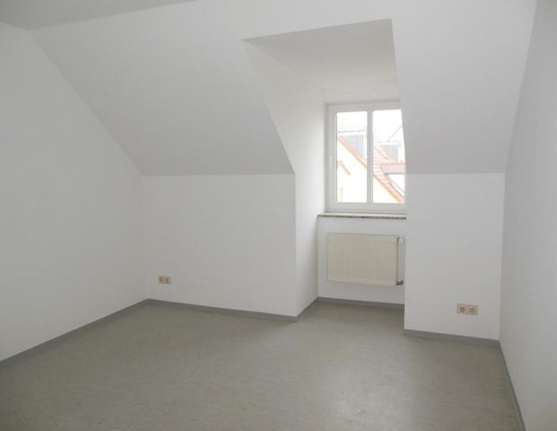 Gemütliche 2-RW, Küche + Bad mit Fenster, Badewanne, Abstellkammer & PKW-Stellplatz zu vermieten. - Photo 1