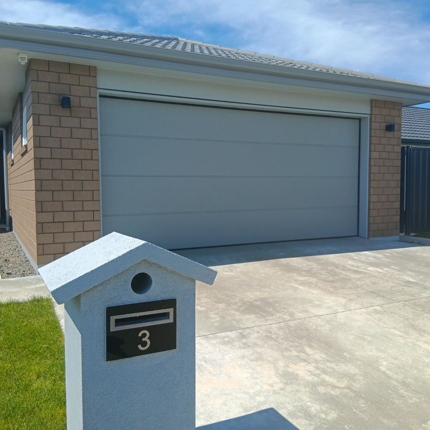 Meech Way, Frimley - Photo 1