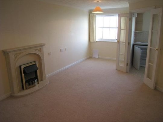 Seafront retirement apartment, Property for rent - Photo 1