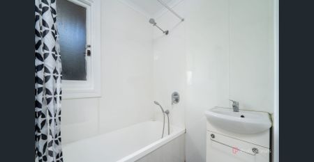 COSY THREE BEDROOM HOME - Photo 4