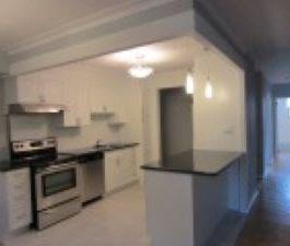 Large 3 Bedroom Apartment in South Etobicoke! - Photo 1