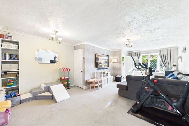 3 bedroom House in Harlech Road, Camberley - Photo 1