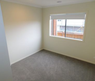 FOUR BEDROOM FAMILY HOME WITH LANDSCAPED GARDENS - Photo 2