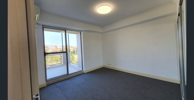 Stylish & Contemporary - Photo 1