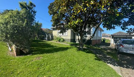 Family home Mt Roskill - Photo 2