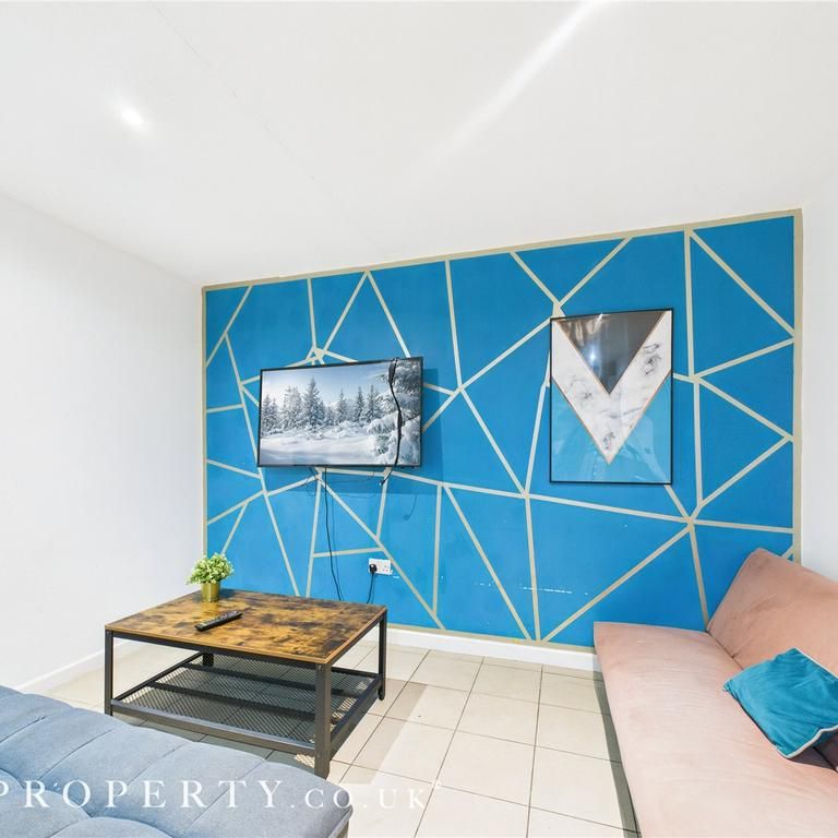 4 bedroom semi-detached house to rent - Photo 1