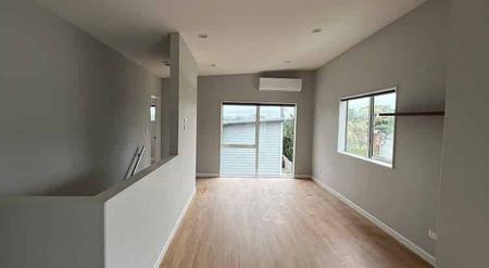 Modern design 4 bedroom house with outdoor decking - Photo 5