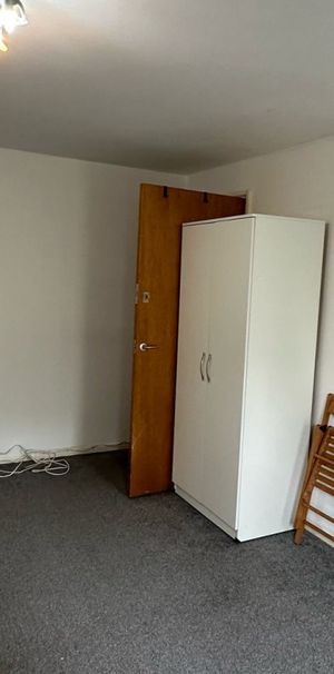 A lovely room in a huge house. - Photo 1