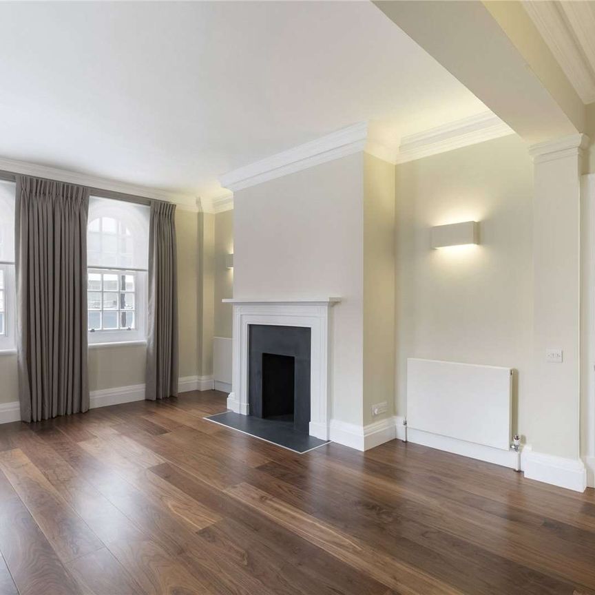 An immaculately redecorated three bedroom lateral apartment to rent in the heart of Knightsbridge. - Photo 1