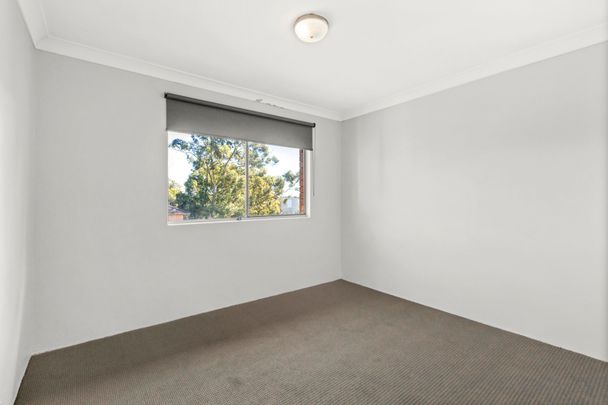 Neat and tidy 2 bedroom unit, freshly painted and new carpet - Photo 1