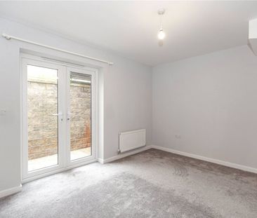 High Street, - Photo 3