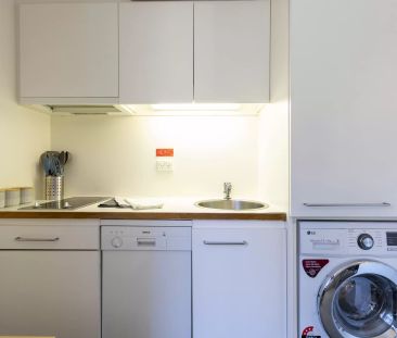 Fully Furnished on Bank Place! (Electricity & Water usage included) - Photo 5