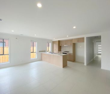 Luxurious 4-Bedroom Home in Mickleham - Photo 2