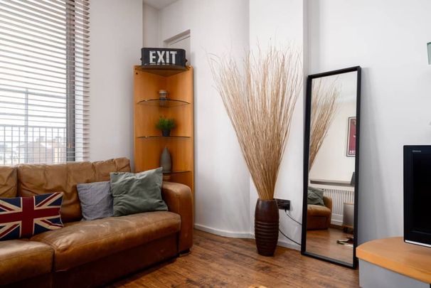 621 Point West Apartment Building, Cromwell Road, London, UK, London - Photo 1