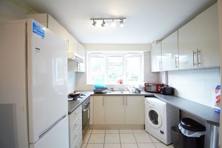 Room in a Shared Flat, Summit Court, NW2 - Photo 5