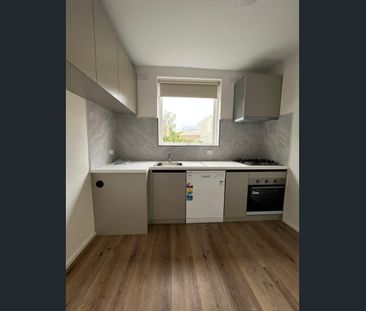 1 Bedroom Apartment @South Yarra with Car Park Included - Photo 2