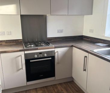 4 bedroom end of terrace house to rent - Photo 3