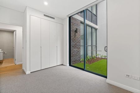 Luxury Three Bedroom Apartment With Parking! - Photo 4