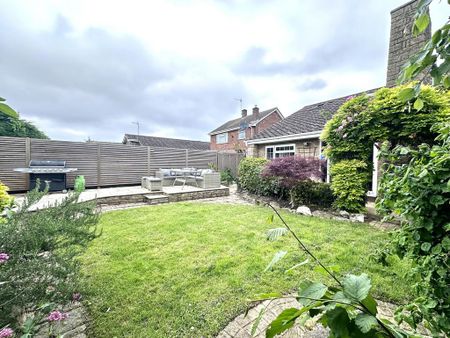 3 bedroom detached bungalow to rent - Photo 2