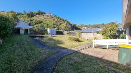Tidy home with large yard - Photo 2