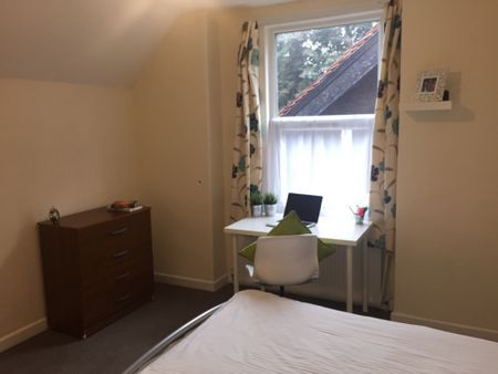 5 Bedroom Semi Detached To Rent in Lenton - Photo 2