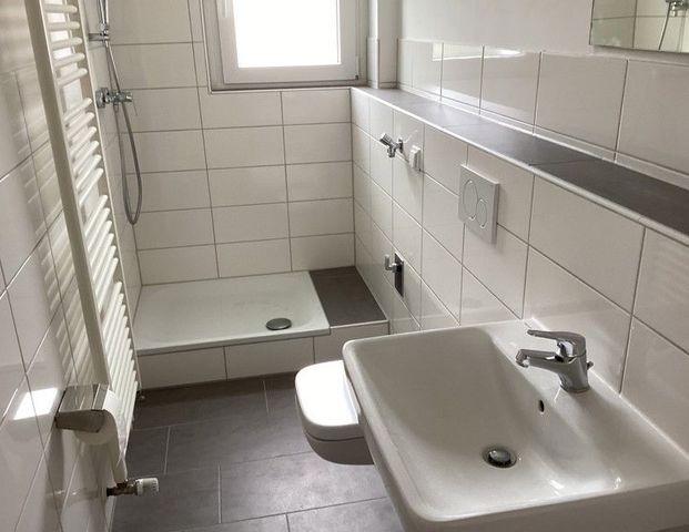 Neu modernisierte Wohnung mit Duschbad und Vinyl-Designboden - Foto 1