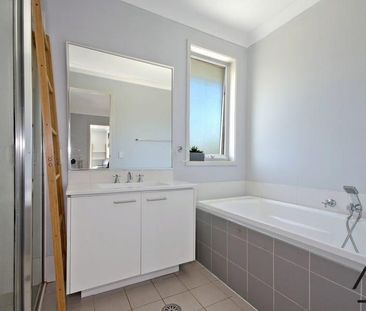 Stylish Duplex Offering Comfort and Convenience - Photo 5