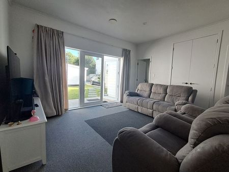 A Rare Find – Modern Retreat, Prime Location - Photo 2