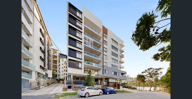 EXECUTIVE FULLY FURNISHED - DESIGNER INTERIORS - Photo 1