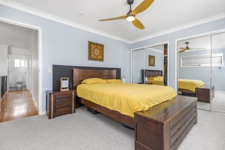 Bright & Airy 3-Bedroom Home – Walk to the Broadwater and Local Amenities - Photo 5