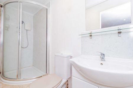 Five-Bedroom Shared House Near Heathrow! Room 3 - Photo 2