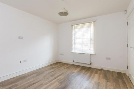 4 bedroom semi-detached house to rent - Photo 3