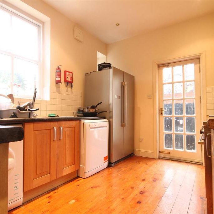 5 bedroom end of terrace house to rent - Photo 1