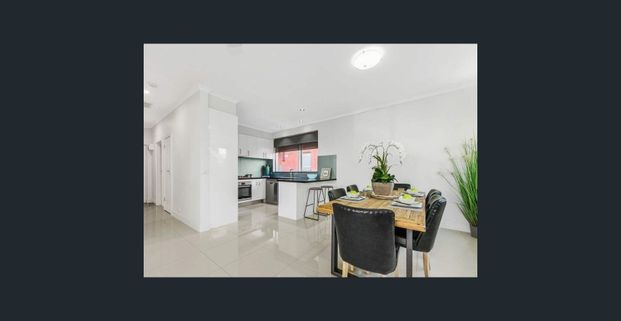 Massive retro beach apartment of house-sized proportions featuring an ultra-vogue renovation - Photo 1