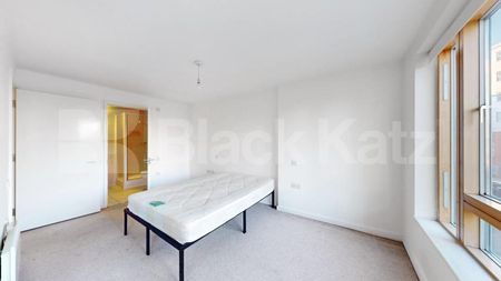 2 bedroom 2 bathroom modern apartment located close to a Piccadilly line station - Photo 5