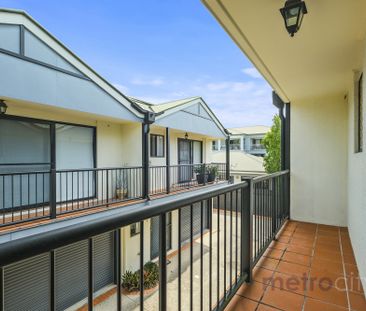 Beautifully Updated Townhouse Moments from Oxford Street!! - Photo 6