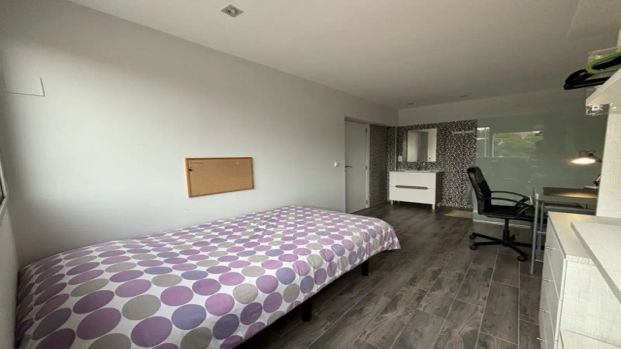Room in a shared 3-bedroom apartment for rent in La Carrasca. - Photo 1