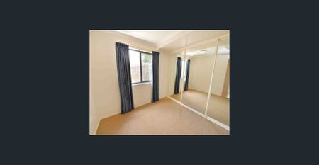 CENTRALLY LOCATED TOWNHOUSE - Photo 5