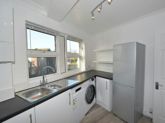 Flat to rent on - Photo 1