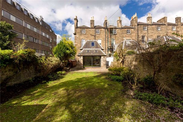 A truly spectacular three bedroom ground floor garden flat, which has undergone an extensive refurbishment, so is presented to the market in excellent condition. - Photo 1