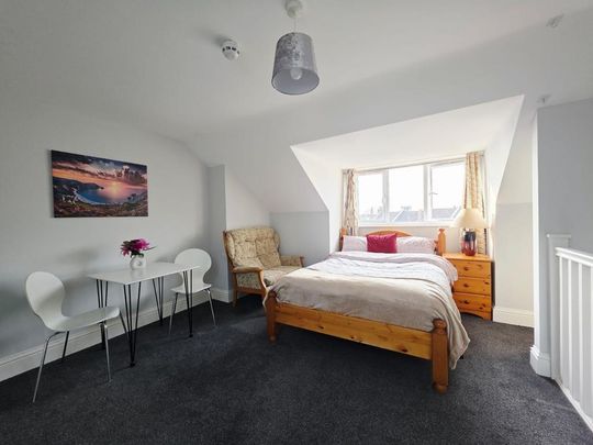 1 bedroom in a house share to rent - Photo 1