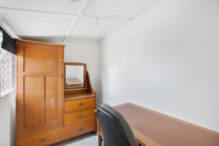 Open the Door To Character and Small Town Atmosphere - Photo 5