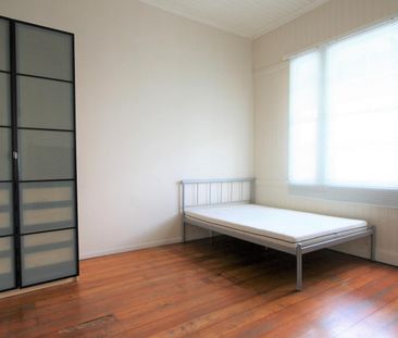 Air Con - Partly Furnished - Updated - Photo 2