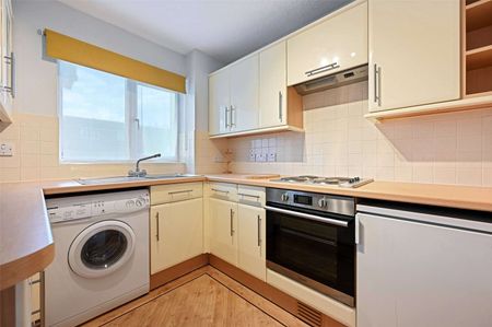 One bedroom terraced house in a highly sought after area. Offered part furnished and available now. - Photo 3